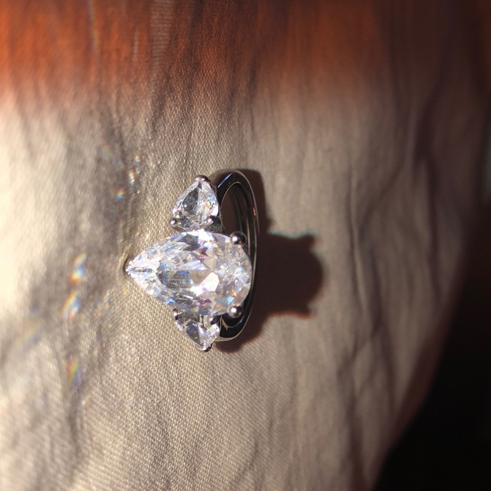 Comfort fit silver colored pear shaped ring - Picture 3 of 8
